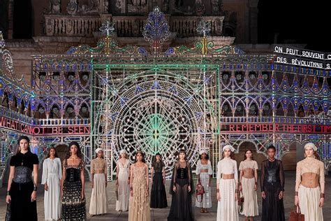 Luminarie, antichi ori e pizzica: la sfilata di Dior a Lecce è un 